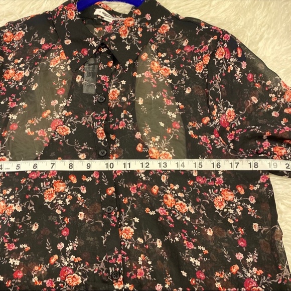 SOCIALITE Sheer Button Up with Back Cutout Top Size M - Picture 2 of 8